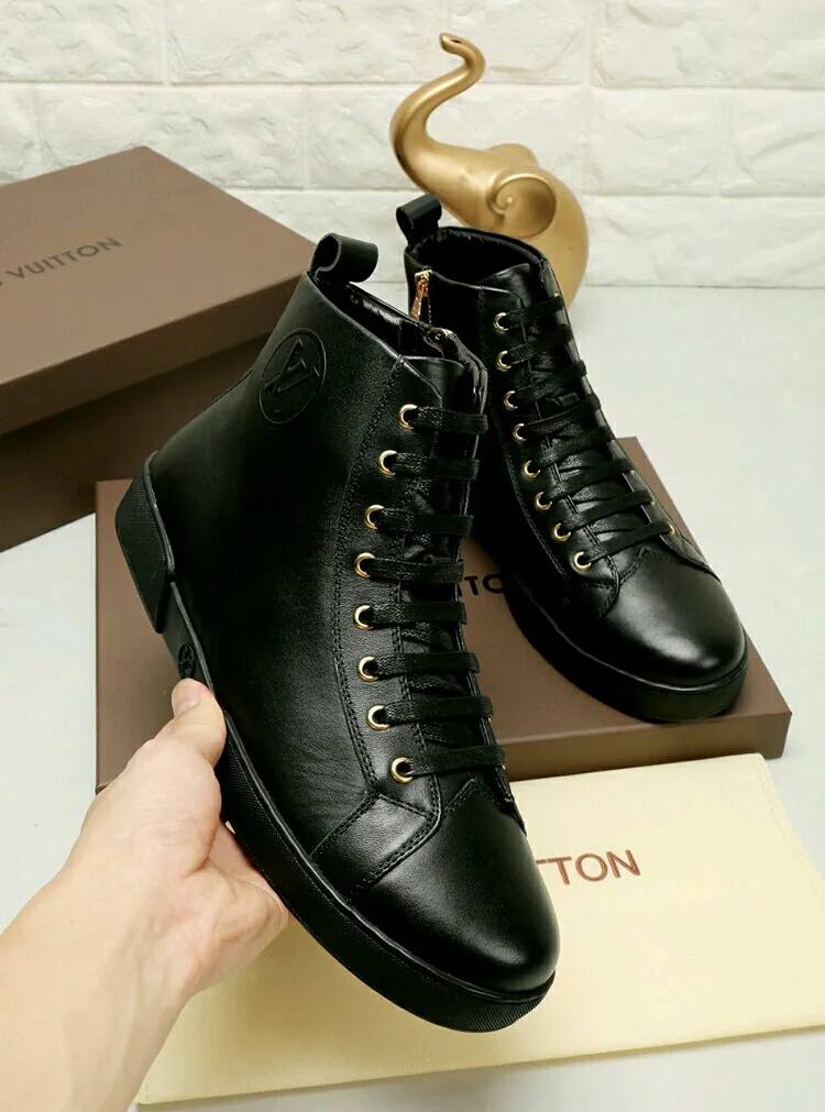 Factory price: 440💰 LV’s new men’s boots are on the market, the Korean version has a zipper design on the inside! The latest color combination in the L classic series! Original 1:1 exclusive molded custom model👍👍👍Simple and generous, super versatile, comfortable and highly fitting, exclusive🚇️Upper: imported top-quality fine cowhide fabric, lining: custom soft sheepskin, high-density rubber outsole🏆🏆🏆Welcome all sellers to sell in the picture above, one piece can be shipped on behalf of the customer, code number 38-44 (45 code can be customized)